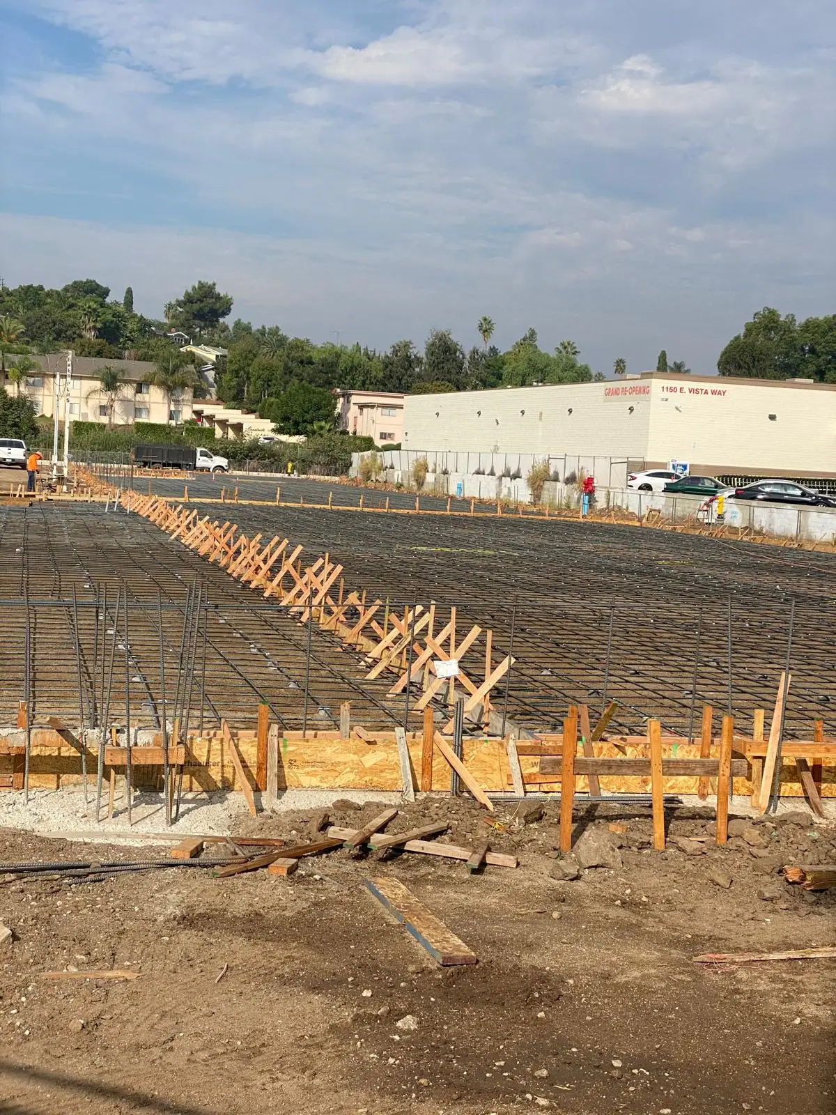Formwork bracing along the edge of a reinforced slab area