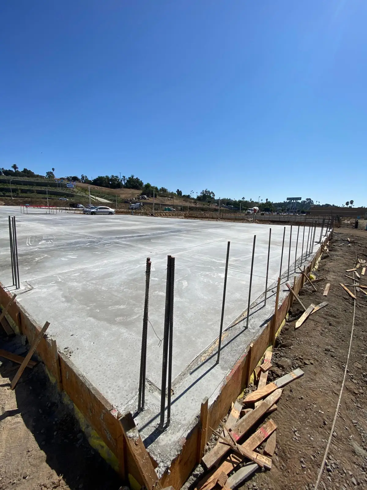 Finished slab edge with vertical reinforcing dowels