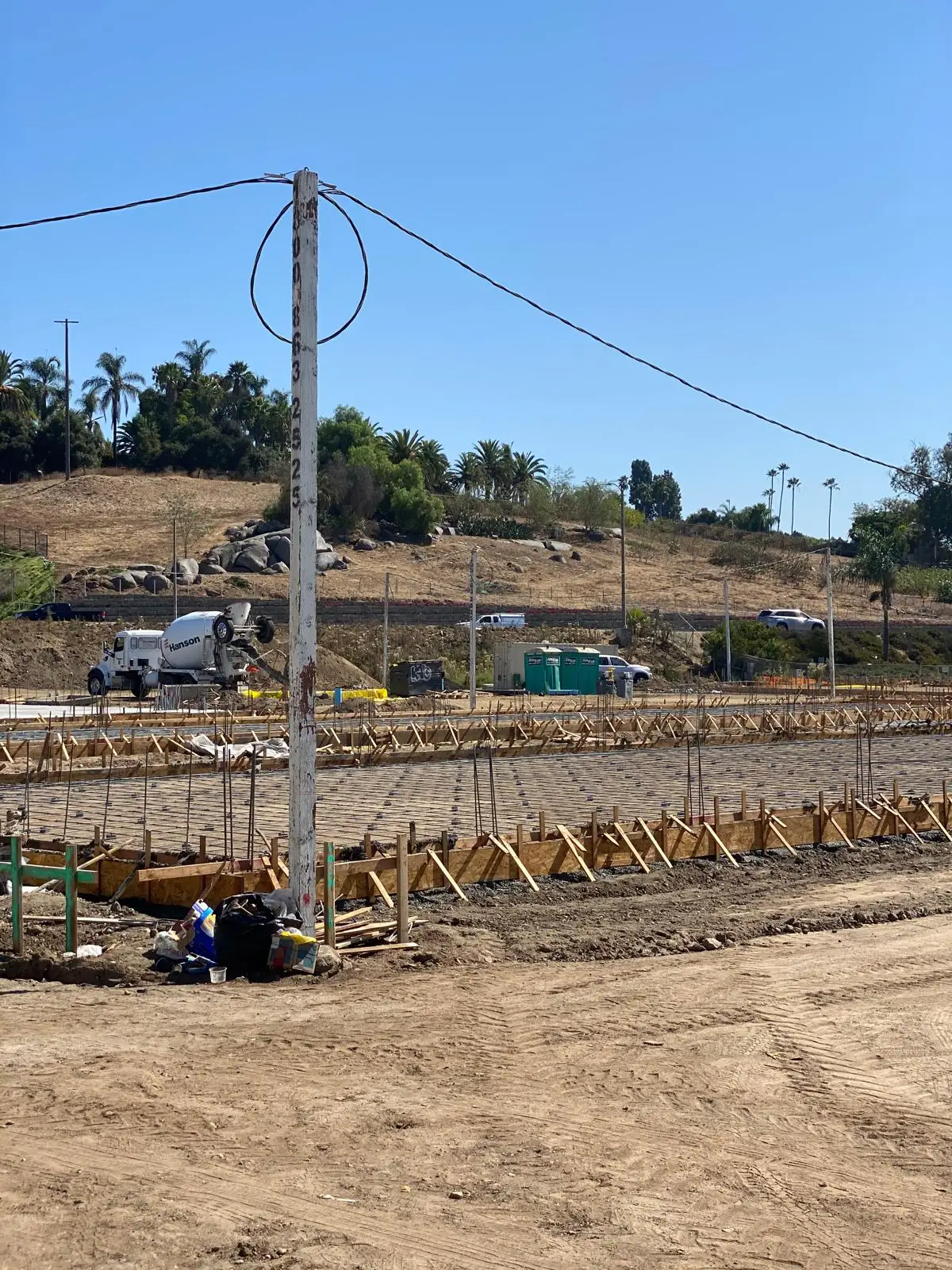 Formed building pad perimeter with reinforcing